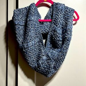 Gap EUC chunky cable-knit infinity scarf